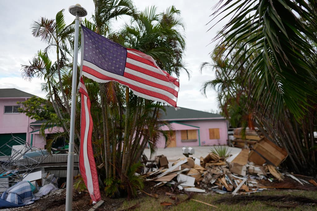 Ahora, decenas de cuadrillas trabajan sin descanso para 
<a href="https://www.univision.com/local/tampa-wvea/suspension-cobro-peajes-carreteras-florida-huracan-milton-evacuaciones-desantis">retirar escombros</a>, que podrían convertirse en peligrosos proyectiles con los vientos huracanados de Milton.