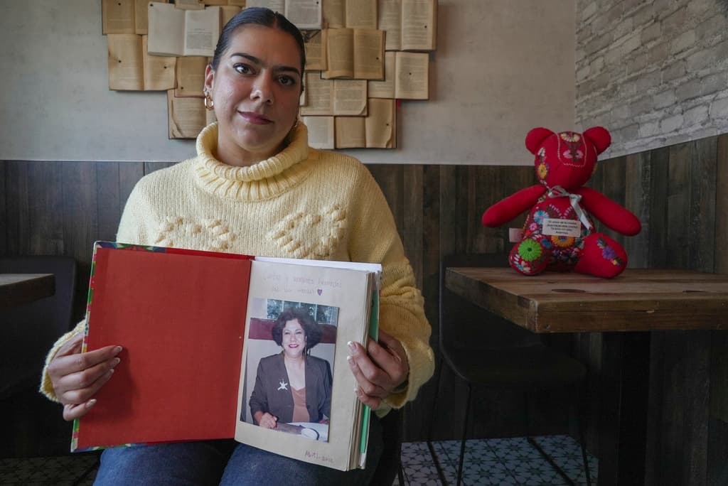 Artemisa Belmonte muestra una foto de su madre Artemisa Ibarra Rodríguez, desaparecida en 2011.
