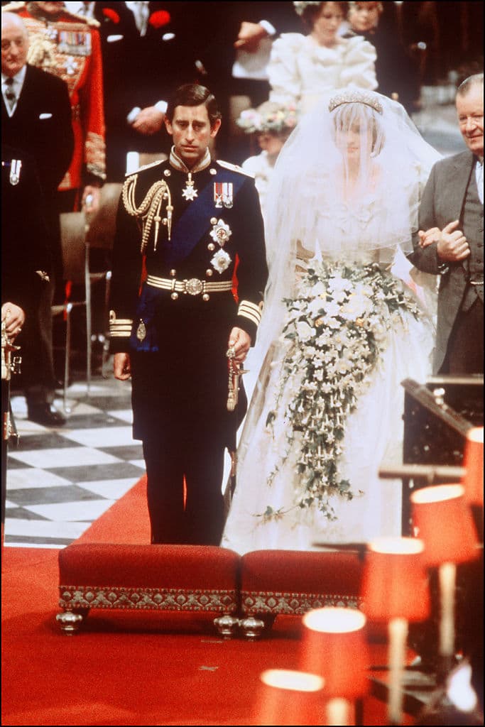 Lady Diana, Princesa de Gales, con el Príncipe Carlos de Gales en su boda en la Catedral de San Pablo de Londres, llamada entonces como "la boda del siglo" en esta foto fechada el 29 de julio de 1981. Al fondo (a la derecha) aparece el conde Spencer, padre de Lady Diana.