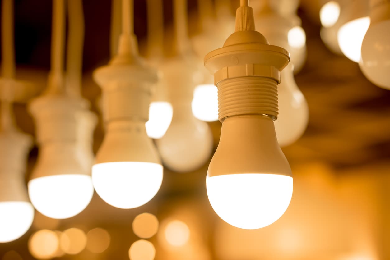 <b>Luz led para regular los ciclos de sueño.</b>
<br>
<br>Los científicos de NASA 
<a href="https://homeandcity.nasa.gov/nasa/bedroom/146/led-light-bulbs"><u>impulsaron la tecnología de Iluminación LED</u></a>, esencial en las misiones espaciales. 
<br>
<br>El sistema de iluminación de la Estación Espacial varía sus longitudes de onda para estabilizar los ciclos de sueño de los astronautas, una tecnología que ahora está disponible para el público.
<br>