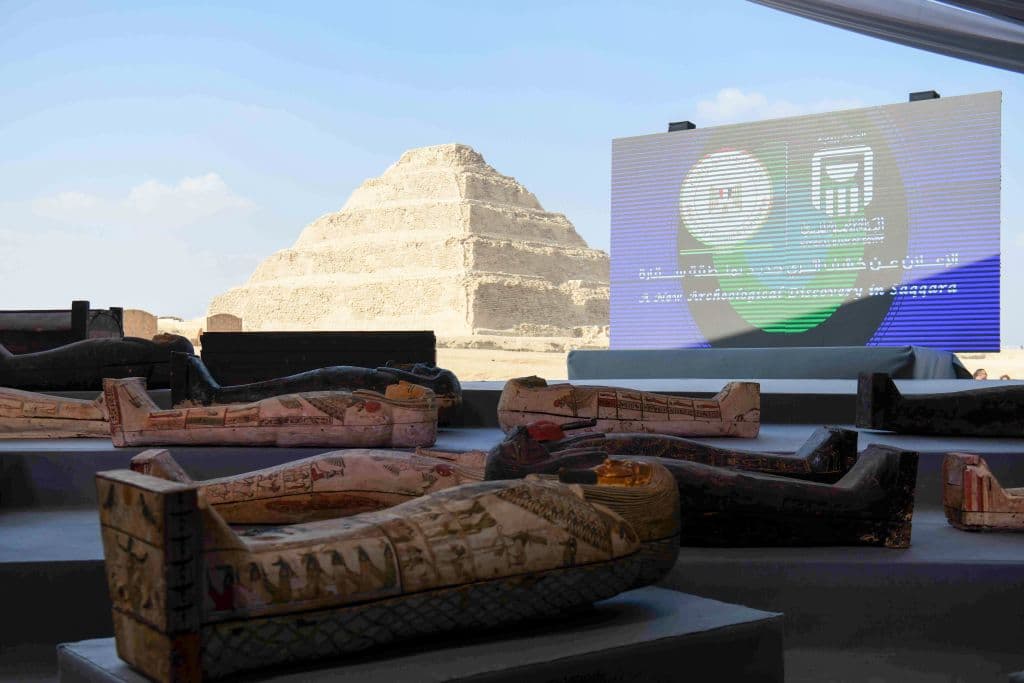 Egipto mostró este sábado sus nuevos e increíbles hallazgos arqueológicos: un centenar de sarcófagos de más de 2,000 años de antigüedad, que se encuentran en perfecto estado.