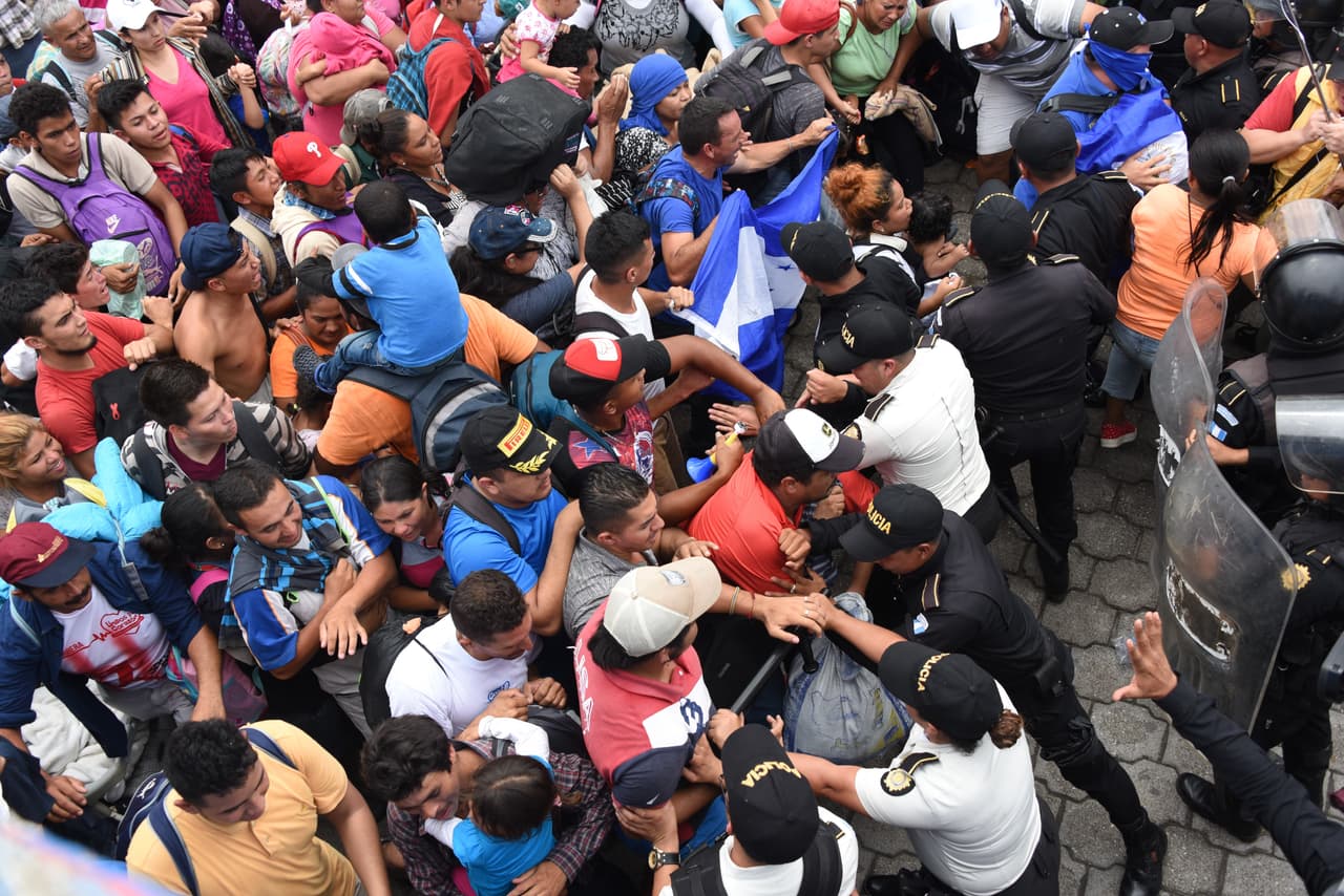 Luego de un breve forcejeo con los agentes guatemaltecos, el grupo, que superaba en número a los uniformados, se abrió paso.