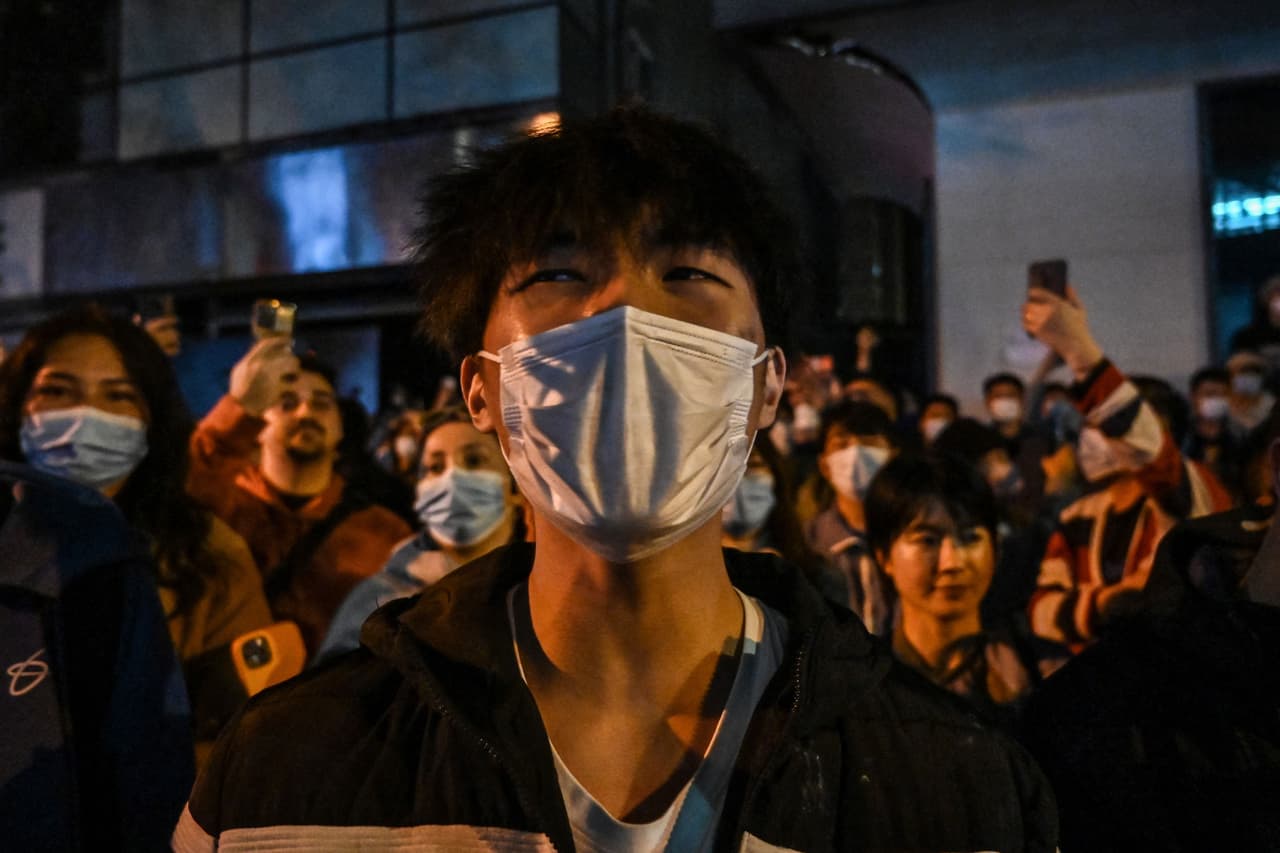 En la capital 
<a href="https://www.univision.com/noticias/salud/coronavirus-el-hartazgo-de-china-confinada-mientras-el-mundial-qatar-2022-discurre-sin-mascarillas">Pekín</a> y en Shanghai se dieron grandes congregaciones, incluidos choques con la policía que intentó impedirles llegar a la calle Wulumqi de Shanghai, cuyo nombre es la palabra Urumqi en mandarín. Por la tarde, centenares de personas se aglomeraron con hojas de papel en blanco y flores en lo que pareció ser una protesta silenciosa, dijo un testigo a AFP.
<br>