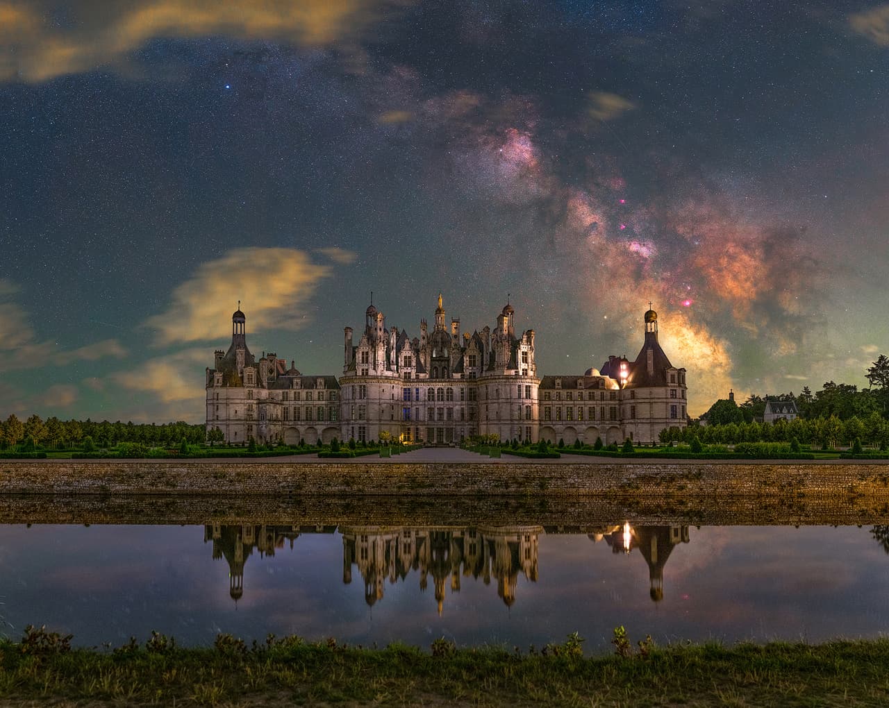 <b>‘Castillo de Chambord’</b>
<br>
<br>Fotografiar el cielo estrellado sobre este magnífico castillo en Chambord, Francia, fue un desafío para el autor. Tuvo que combinar la luz tenue que bañaba las paredes exteriores del castillo con las estrellas del firmamento, dos exposiciones totalmente diferentes. 
<br>