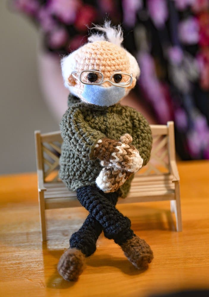 La creadora del muñeco de crochet, Tobey King, se inspiró en la imagen del senador y exaspirante presidencial Bernie Sanders sentado durante la investidura del presidente Biden el pasado día 20 con su gruesa chaqueta, el pelo alborotado y con unas curiosas manoplas tejidas por una maestra de su estado. King publicó inicialmente fotos del muñeco de 25 centímetros en su cuenta de Instagram, que cosecharon miles de "me gusta" y comentarios.