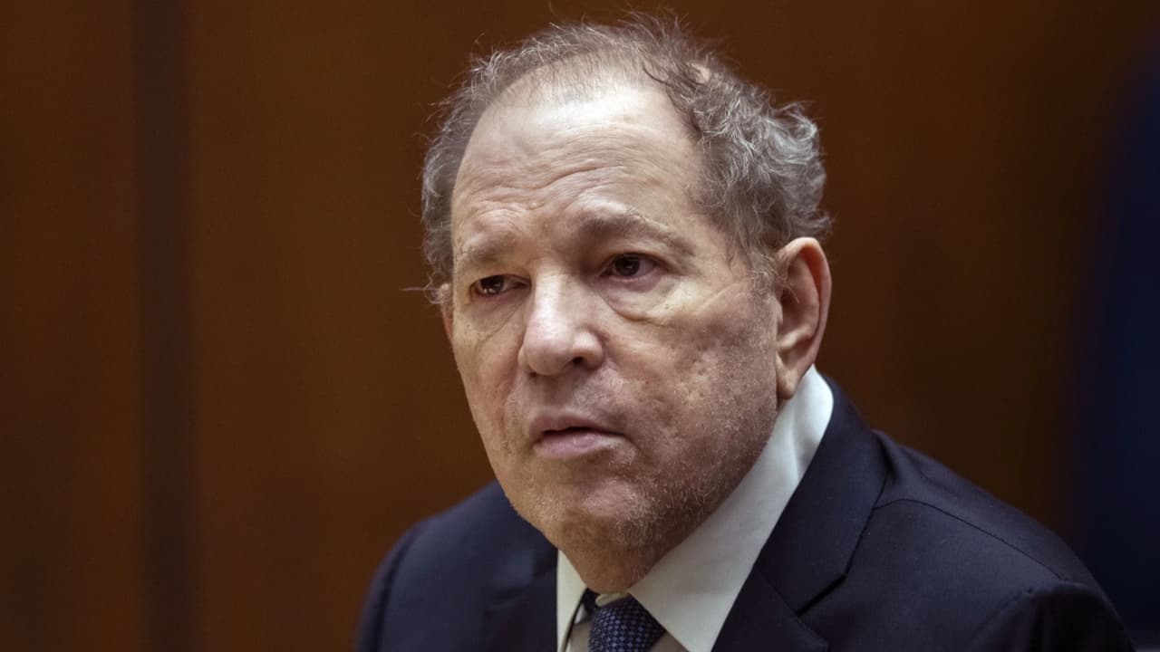 El productor de cine Harvey Weinstein 
<b>fue demandado por la actriz británica Julia Ormond</b>, alegando que arruinó su carrera cinematográfica por una agresión sexual en 1995. 
<a href="https://www.univision.com/noticias/criminalidad/harvey-weinstein-sentenciado-abuso-sexual-los-angeles" target="_blank">Actualmente, se encuentra en prisión</a>, por violación en Nueva York y Los Ángeles.