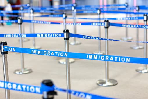 Trump busca restringir las visas a mujeres embarazadas que planifiquen dar a luz en Estados Unidos.