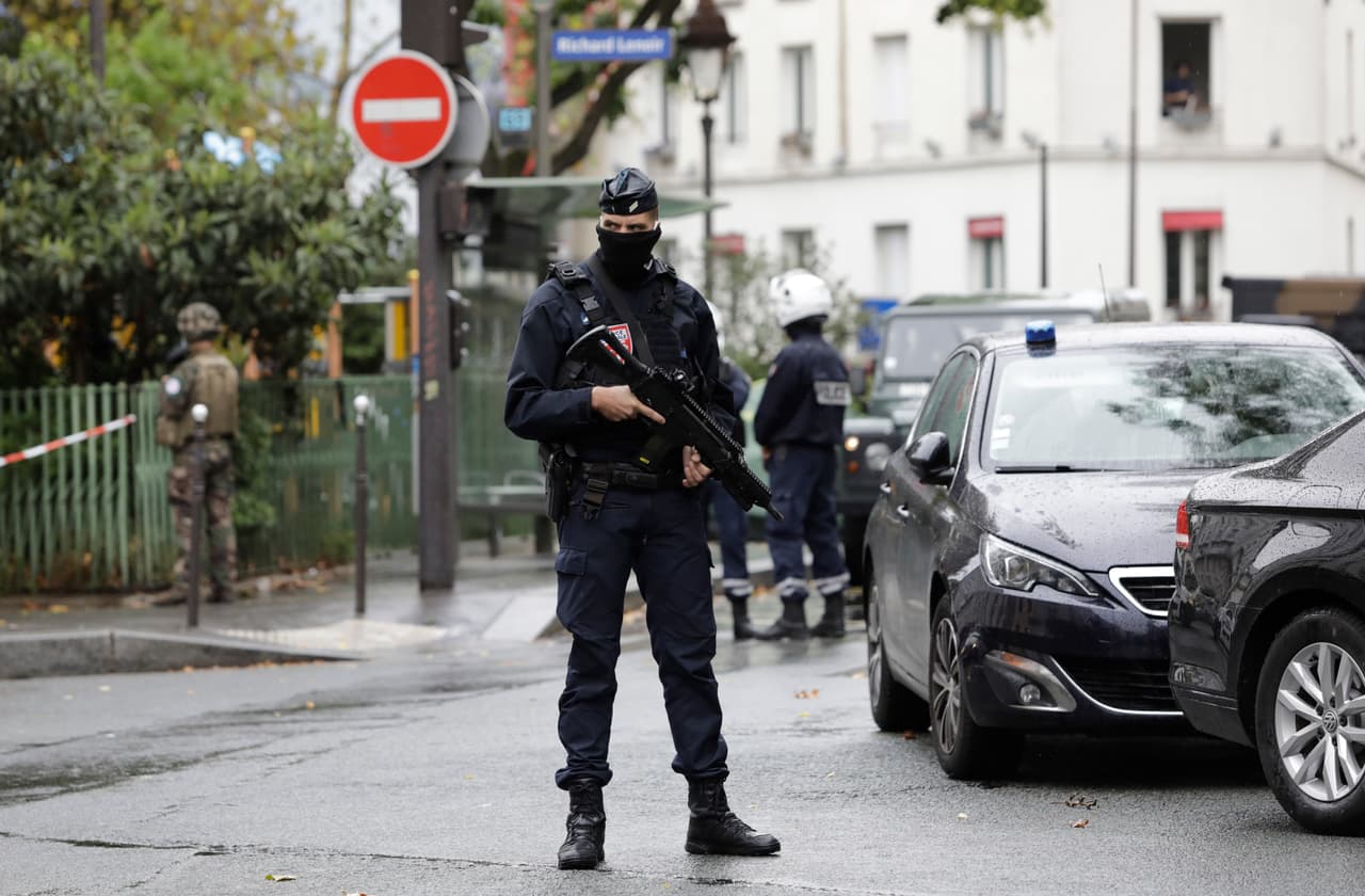 Decapitan en París a un profesor que mostró unas caricaturas de Mahoma: la fiscalía lo investiga como terrorismo