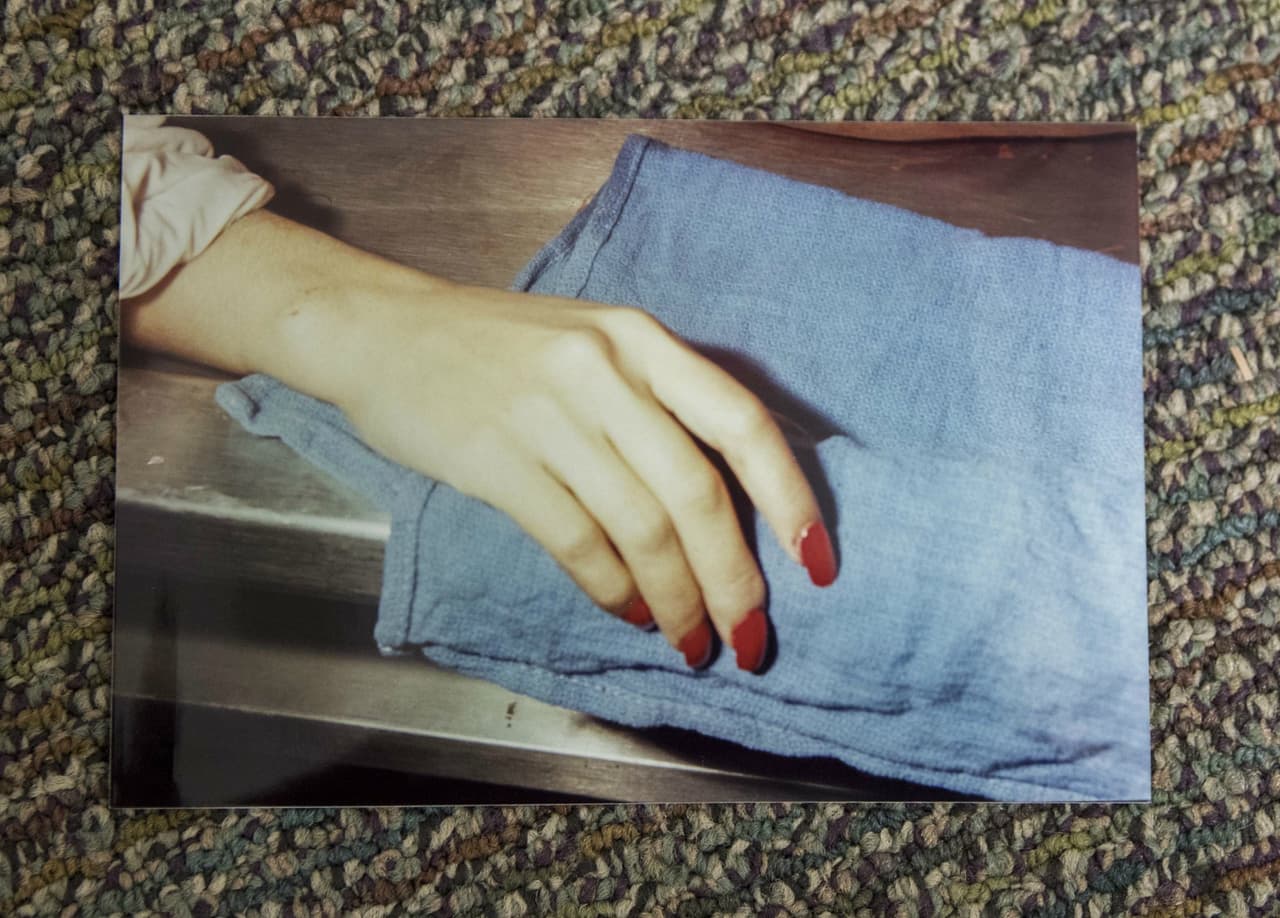 El patólogo forense Lloyd White concluyó que Selena Quintanilla murió por la gran pérdida de sangre provocada por la bala que penetró la parte trasera de su hombro derecho para salir por su pecho y que se trató de un homicidio.