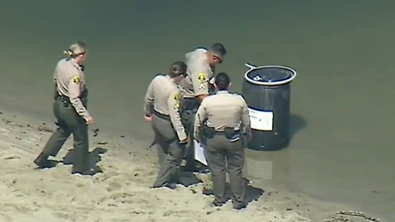 A las 10:10 de la mañana del lunes, un salvavidas en la playa Malibú Lagoon State acercó el barril plástico a la orilla. Al abrirlo, pidió llamar de inmediato a la policía.