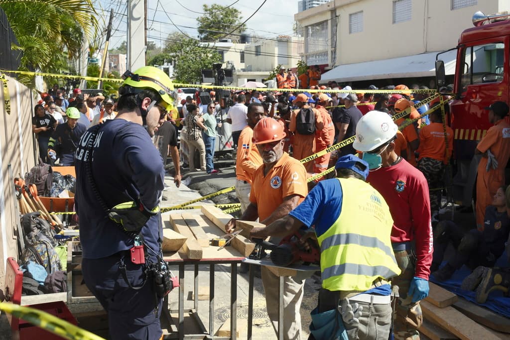 Juan Manuel Méndez, director del Centro de Operaciones de Emergencia, se comprometió con el pueblo a trabajar de forma incansable porque "presumimos que muchos de ellos todavía están con vida y por eso las autoridades aquí presentes no vamos a desmayar hasta que no quede una sola persona debajo de esos escombros".