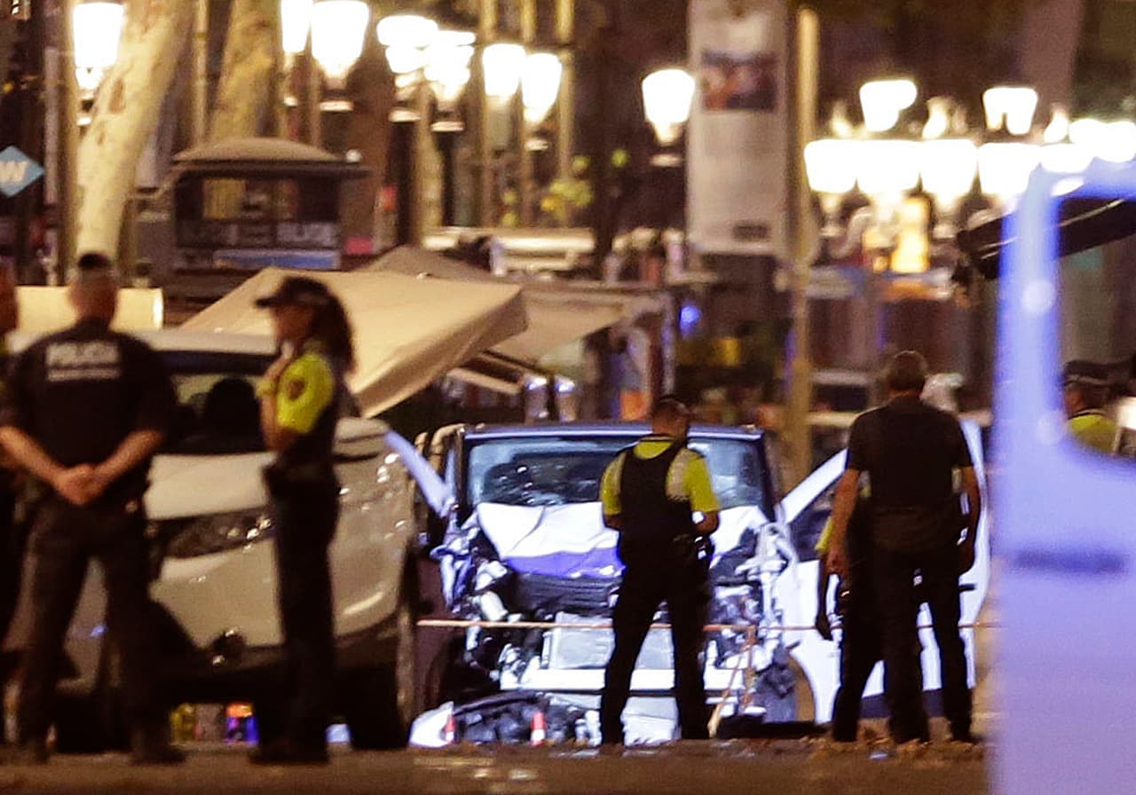 Personas en el suelo son asistidas por personal de emergencias y policial. Las autoridades hablan de 13 muertos y varios heridos, muchos de ellos de gravedad.