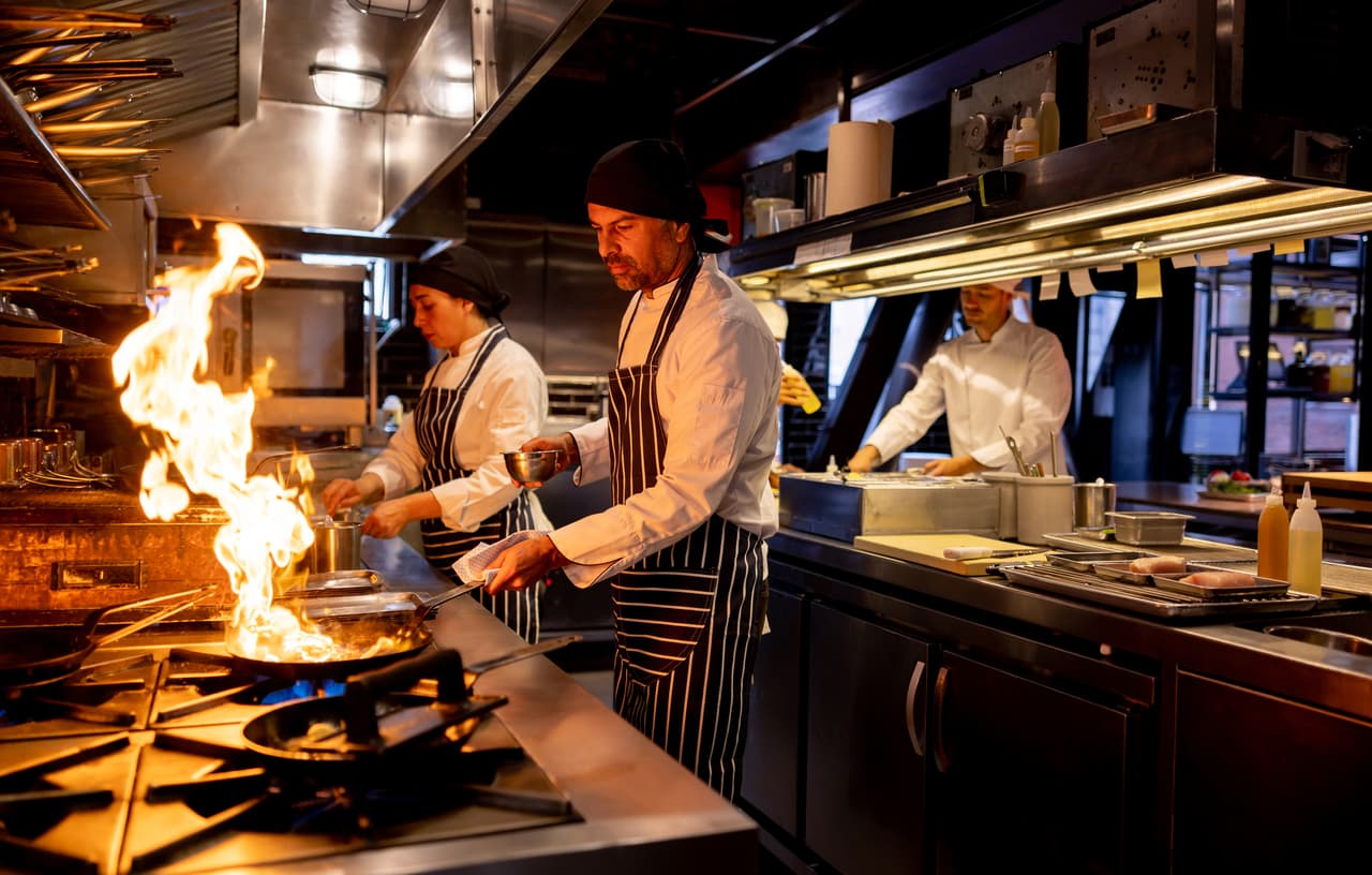 <h2 class="cms-H2-H2">2. Cocineros y chefs</h2>
<br>
<br>➡️
<b> Expectativa de crecimiento en la demanda: </b>16%
<br>
<br>➡️ 
<b>Salario promedio: </b>$53,380 por año. 
<br>
<br>Una de las mayores ventajas que ofrece este empleo es que no es necesario un grado académico, pues la mayoría de chefs o cocineros se forman con la práctica. Aun así, es posible conseguir una mayor especialización o entrenamiento. La cifra de crecimiento puede parecer menor a la de otros empleos, pero la Oficina de Estadísticas de Trabajo sostiene que esta es una de las carreras que registra un crecimiento constante por encima del promedio, incluso en las proyecciones a 10 años.
<br>