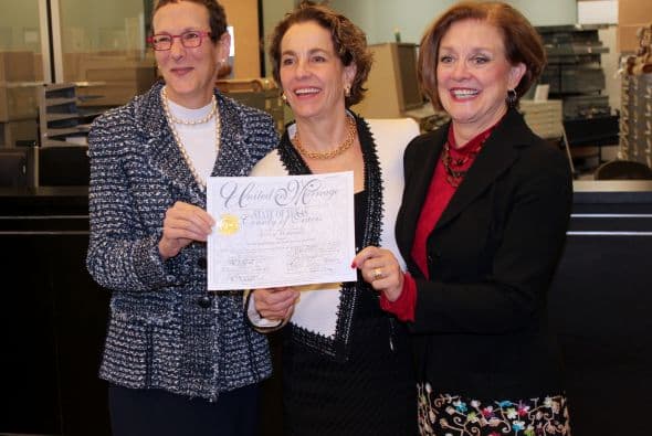 Sarah Goodfriend y Suzanne Bryant se convirtieron este jueves en la primera pareja homosexual en contraer matrimonio en Texas.