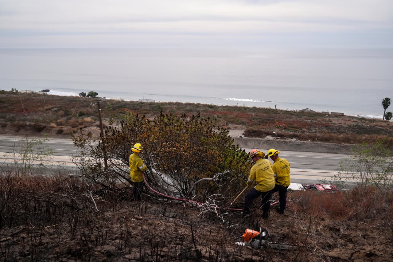 Bomberos se hacen cargo de los destrozos que el incendio Franklin dejó, como 
<b>árboles caídos bloqueando carreteras.</b>