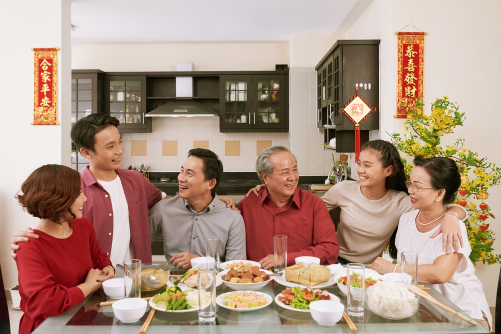 Sin duda, la tradición esencial es preparar el gran festín. Se compra de todo para la cena: pollo, pescado, cerdo, tallarines, se preparan platillos típicos como dumplings y todo lo que elija la familia. Será como un gran buffet para echar la comilona y esperar que el ciclo nuevo nos traiga puras bendiciones.