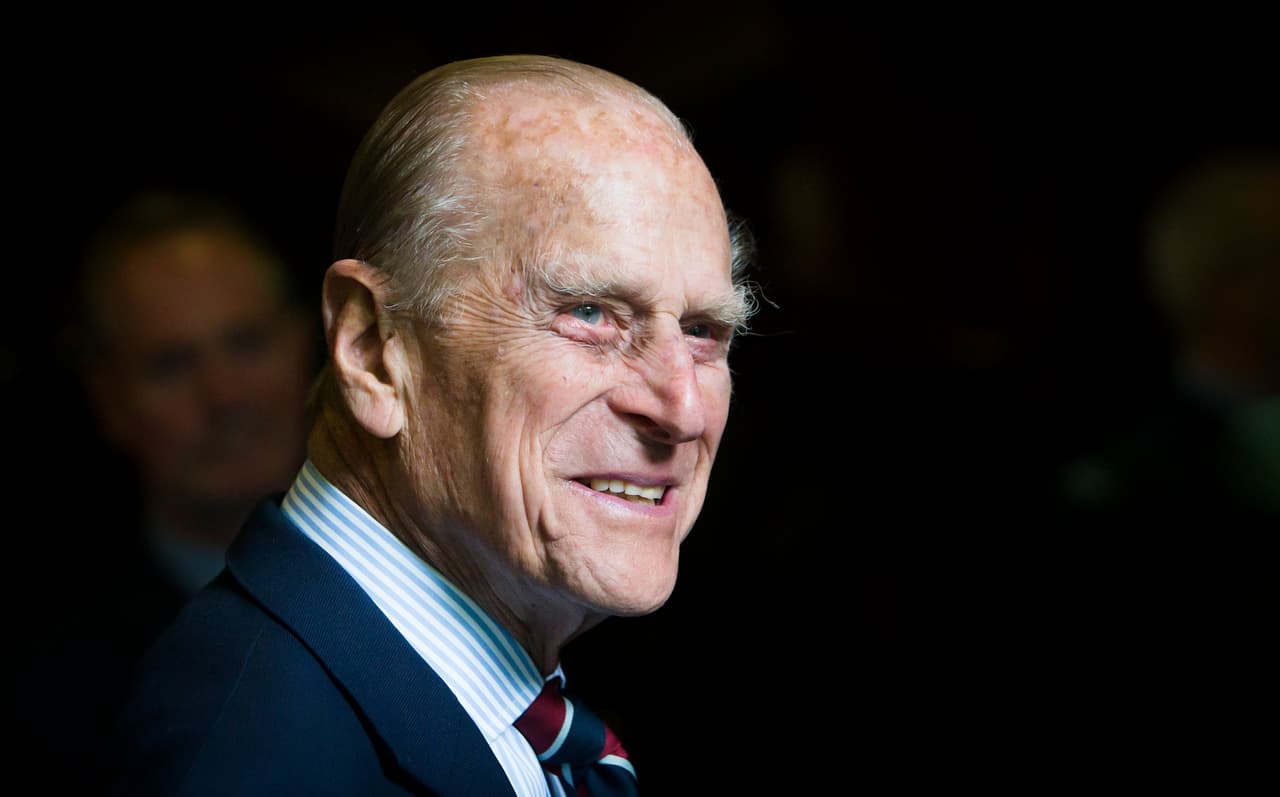 <b>Felipe de Edimburgo, 99 años</b>
<br>
<br>Príncipe y consorte de la monarca del Reino Unido
<br>
<br>(10 junio 1921 – 9 abril 2021)
<br>
<br>Este exoficial de la Marina conoció a la que sería futura reina poco antes de la Segunda Guerra Mundial. Estuvieron casados 73 años. Era admirado por cumplir diligentemente con su papel de súbdito leal de la corona.
<br>