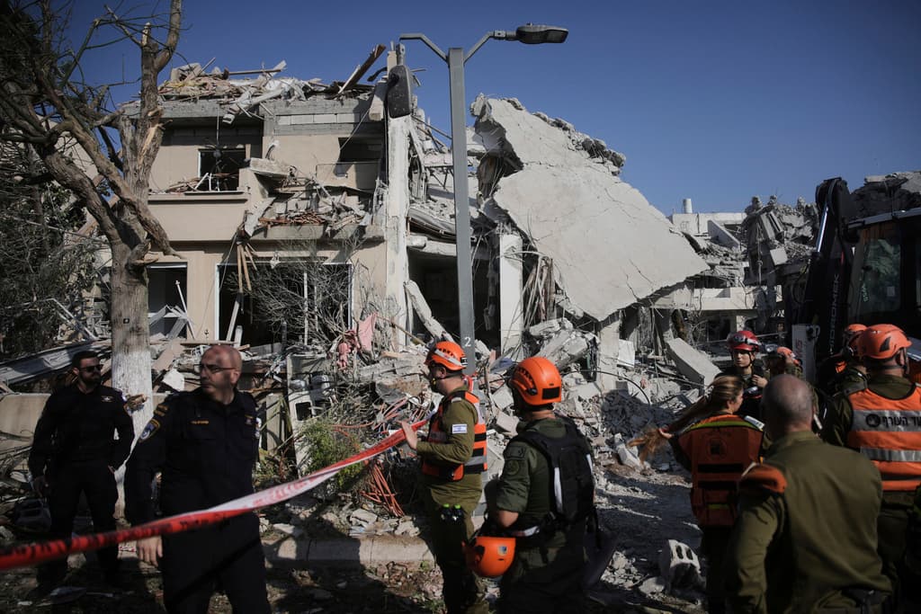 Las fuerzas de seguridad israelíes inspeccionan las casas destruidas por un misil lanzado desde Irán, en Rishon Lezion, Israel, el sábado 14 de junio de 2025.
