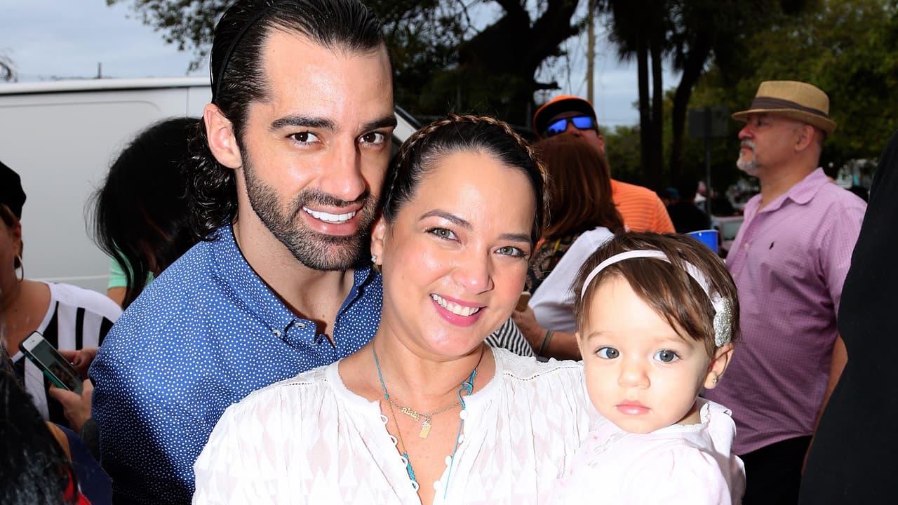 Toni Costa y Adamari López no le han dicho a su hija que se van a casar y tienen un buen motivo para hacerlo