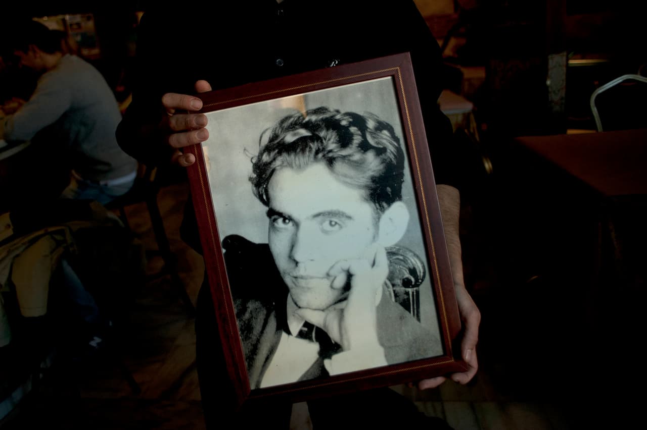 Federico García Lorca era un poeta y dramaturgo español que, en una carrera que duró sólo 19 años, resucitó y revitalizó las corrientes más básicas de la poesía y el teatro en España. Es conocido principalmente por sus obras andaluzas. A principios de la década de 1930, Lorca contribuyó a inaugurar una segunda Edad de Oro del teatro español. Fue ejecutado por un pelotón de fusilamiento nacionalista en los primeros meses de la Guerra Civil Española en 1936.