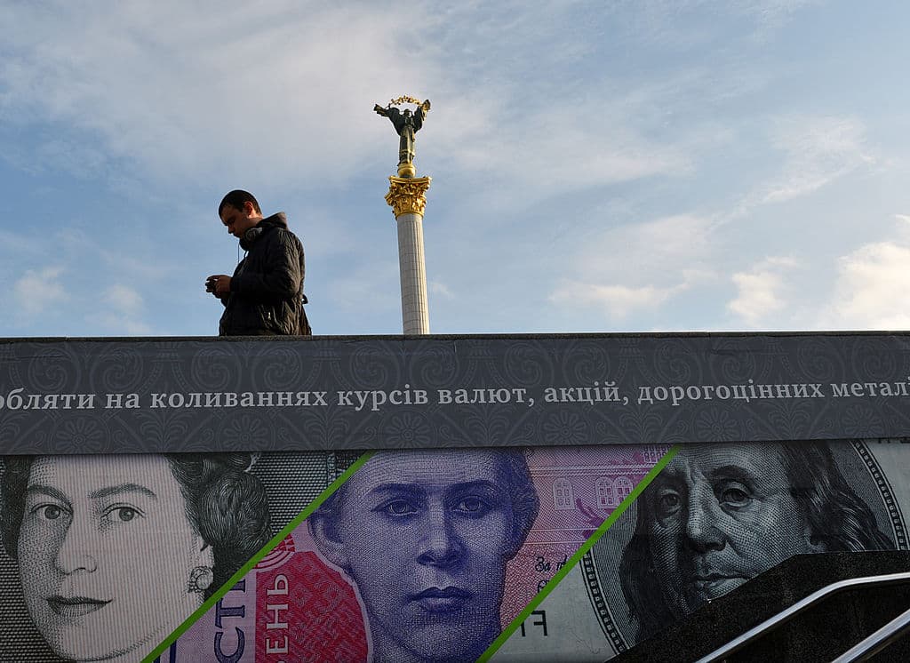 <b>Posición 10: Ucrania.</b> De acuerdo con el reporte del Banco Mundial, el país europeo recibió 
<b>$15,000 millones en remesas en 2020</b>. Aunque el organismo esperaba una bajada significativa en los envíos de dinero a países de ingresos bajos y medios, el año pasado apenas cayó un 1.6%.