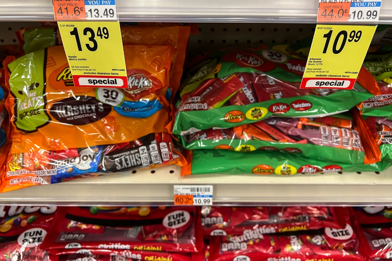El último índice de precios al consumidor de la Oficina del Trabajo indica que el costo de productos y servicios 
<a href="https://www.univision.com/noticias/dinero/inflacion-ipc-septiembre-2022-estados-unidos">aumentó un 0.4% en agosto</a>, un índice máximo en cuatro décadas. Si comparamos en general los precios, estos han aumentado un 8.2% en comparación a septiembre del año pasado. 
<br>
<br>El portal 247WallSt.com analizó este reporte para determinar los productos que más han subido de precio para los consumidores. Estos son los resultados. 
<br>