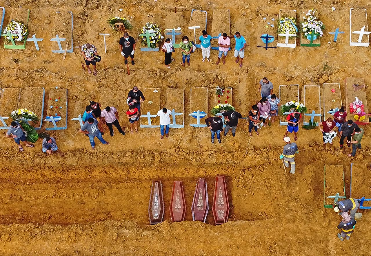 Un entierro masivo en el cementerio Nossa Senhora Aparecida en Manaos, en la selva amazónica de Brasil. Esta ciudad vive un caos sanitario por el covid-19: falta personal médico, algunos hospitales almacenan cadáveres en camiones frigoríficos y los cementerios empezaron a abrir fosas comunes. 
<a href="https://www.univision.com/noticias/salud/mapa-actualizado-del-coronavirus-cifras-de-casos-confirmados-y-fallecidos">Mira aquí nuestro mapa actualizado del coronavirus: cifras de casos confirmados y fallecidos </a>