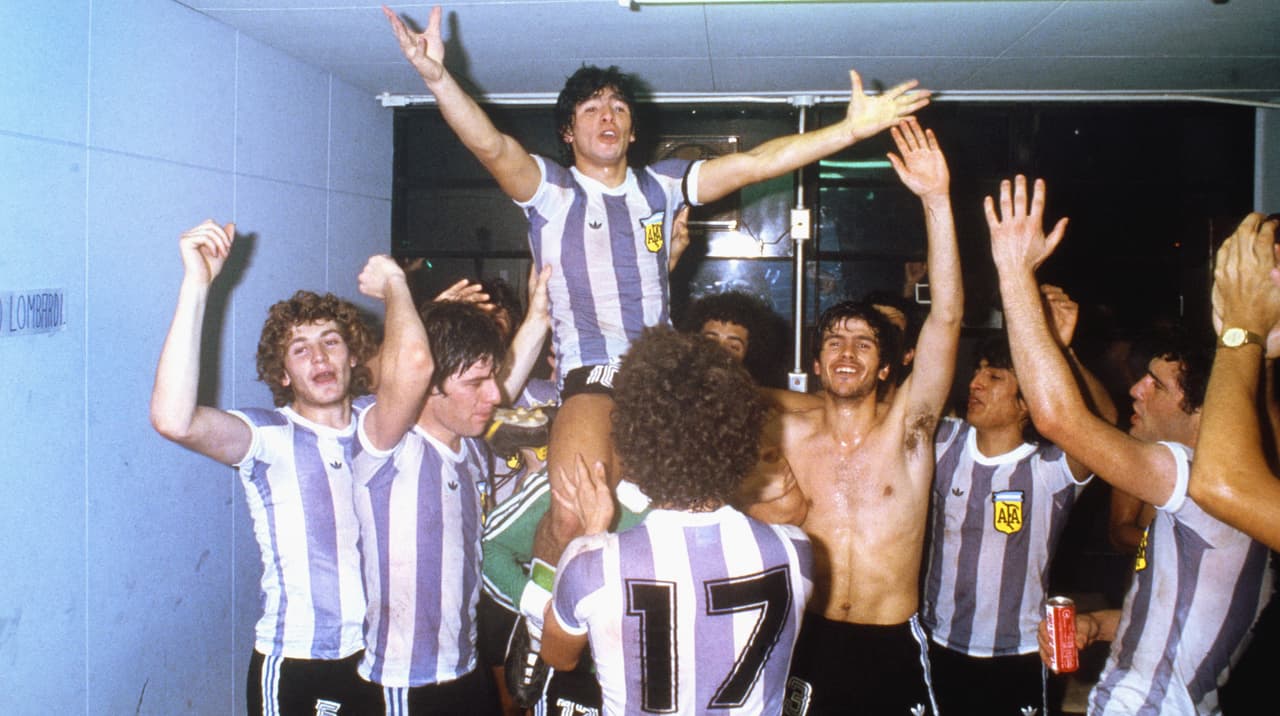 Diego Armando Maradona en hombros de sus compañeros después de ganar la Copa Mundial Juvenil FIFA 1979 en Tokio, Japón, cuando el atleta comenzaba a descollar en el deporte más popular del mundo. Nació el 30 de octubre de 1960 y vivió su infancia en Villa Fiorito, un barrio muy pobre de la periferia de la capital argentina.