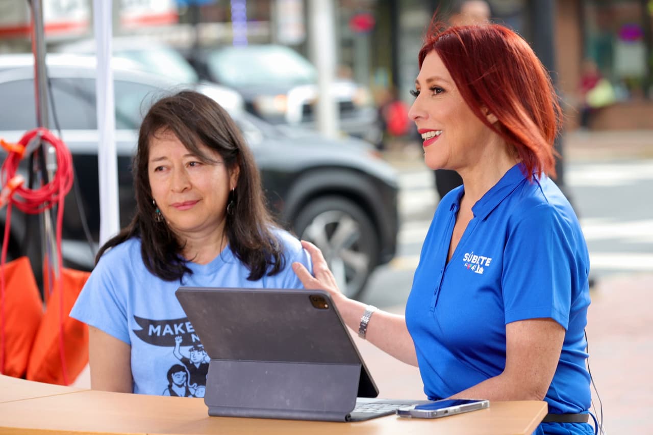 Jenny Llugcha, de la organización 
<a href="https://maketheroadnj.org/" target="_blank">Make The Road Nueva Jersey</a>, segundos antes de ser entrevistada por 
<a href="https://www.univision.com/local/nueva-york-wxtv/ana-patricia-candiani" target="_blank">Ana Patricia Candiani</a> en Súbete al 41.