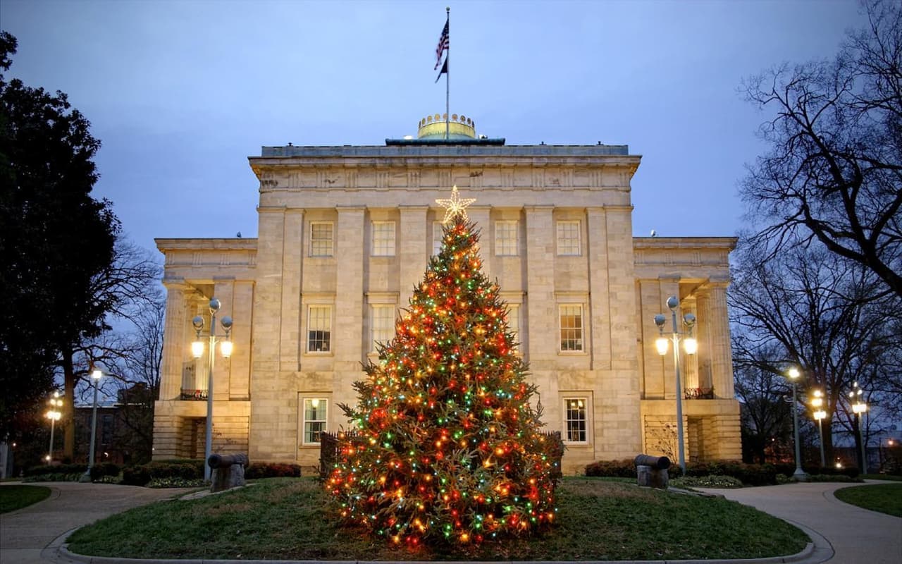 <b>Evento</b>: State Capitol Tree Lighting Ceremony
<br>
<b>Fecha</b>: 7 de diciembre
<br>
<b>Lugar</b>: North Carolina State Capitol
<br>
<b>Sitio web</b>: 
<a href="https://www.facebook.com/events/2091376821194169/?ref=newsfeed">https://www.facebook.com/events/2091376821194169/?ref=newsfeed</a> 
<br>
<br>Si bien el interior del Capitolio está actualmente cerrado debido a obras de construcción, después de encender el árbol, se invita a los invitados a visitar la Mansión Ejecutiva de Carolina del Norte para ver la residencia decorada para las fiestas.