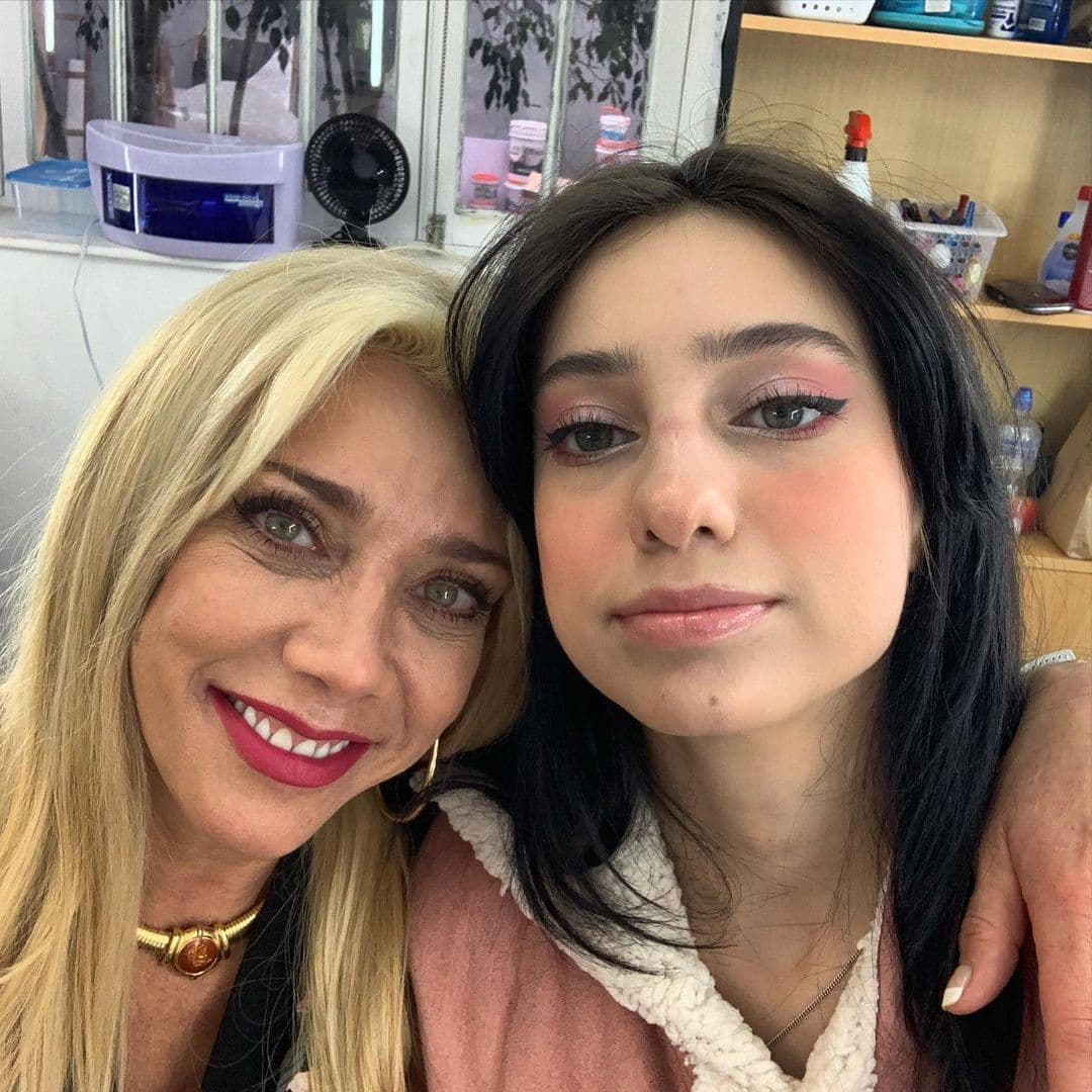 Este 28 de octubre, la villana de telenovelas como 
<a href="https://www.vix.com/es-es/detail/series-2972?utm_medium=internal_referral&utm_source=univision&utm_campaign=breaking_news&utm_content=ed_entertainment&utm_term=slideshow" target="_blank">El Privilegio De Amar, que puedes ver gratis aquí en ViX</a>, se pronunció en contra de las personas que atacan a Elisa en redes sociales. 
<br>