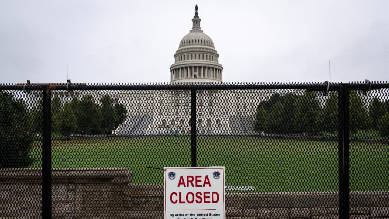 <b>Mira también: </b>Este sábado se espera una marcha de partidarios del expresidente Donald Trump en los alrededores del Capitolio en Washington. Las autoridades han levantado unas vallas de acero de seis pies y colocado cámaras de vigilancia en toda la zona. 
<b><a href="https://www.univision.com/noticias/politica/protesta-trump-washington-capitolio-seguridad-fotos">Ver más de esta noticia. </a></b>