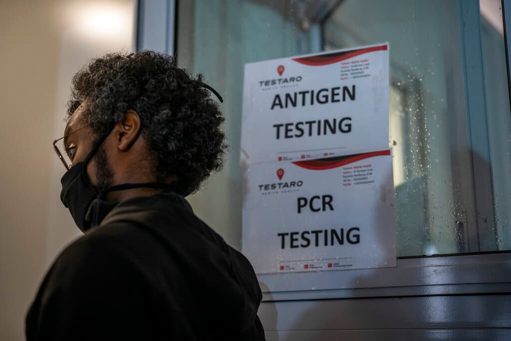 Según la OMS, esta variante tiene 
<b>una gran cantidad de mutaciones, "algunas de las cuales son preocupantes"</b>. Ómicron tiene 
<a href="https://www.univision.com/noticias/salud/variantes-coronavirus-preocupacion-oms-omicron-clasificacion">50 mutaciones en general y más de 30 en la llamada proteína de pico</a>, que el virus emplea para entrar a las células del cuerpo. La 
<a href="https://www.univision.com/noticias/salud/la-variante-delta-plus-ya-circula-en-eeuu">variante delta</a>, por ejemplo, tiene solo dos mutaciones. La evidencia preliminar sugiere un mayor riesgo de reinfección con ómicron que con otras variantes.