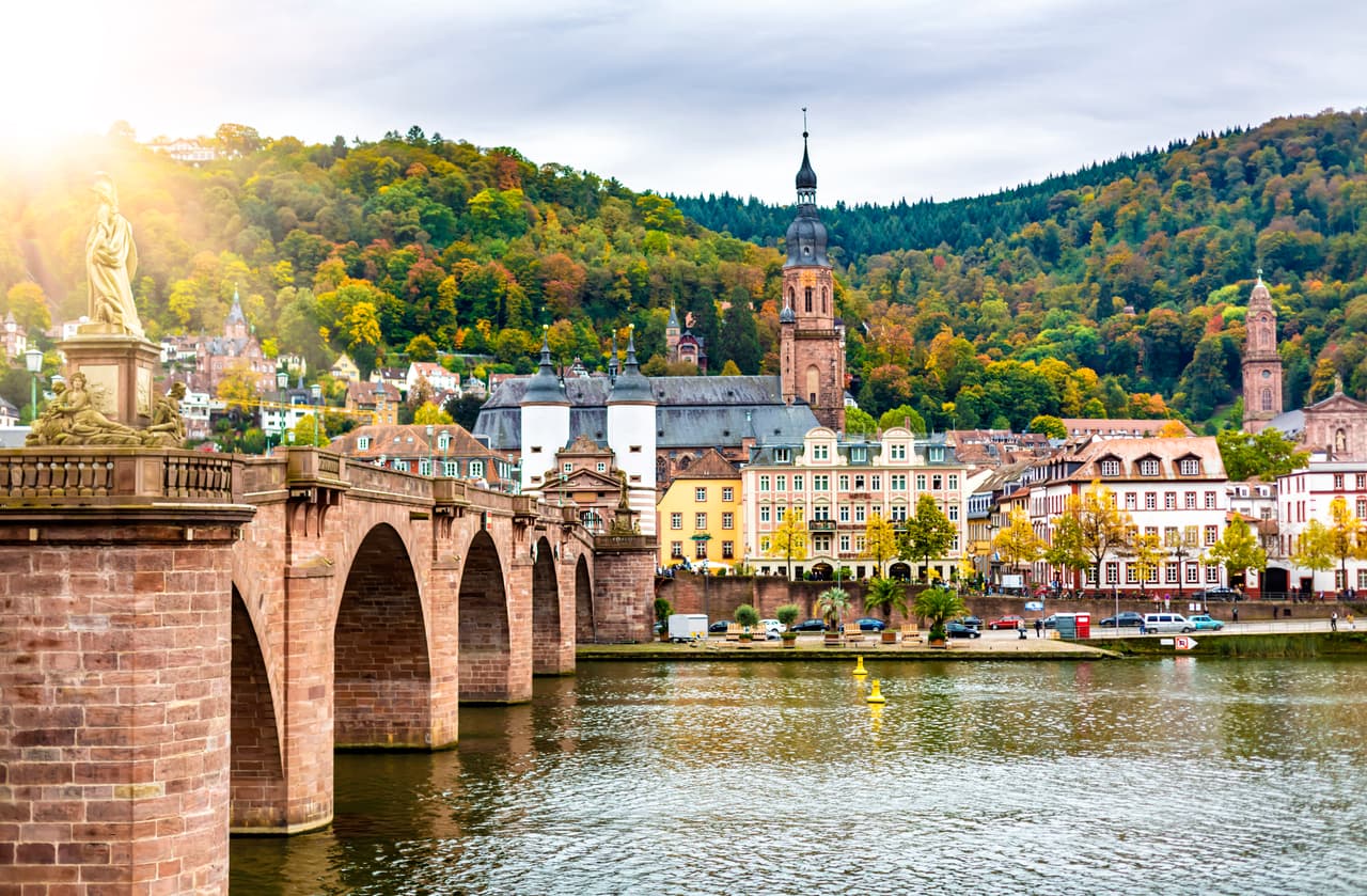 <h2 class="cms-H2-H2">6. Alemania</h2>
<br>
<br>🛫 
<b>¿Cuántos estadounidenses se mudaron a este país en 2021?</b> 6,900.
<br>
<br>🛫 
<b>¿Cuánto ha incrementado el porcentaje de migrantes estadounidenses a este país entre 2019 y 2021?</b> -24%
<br>
<br>🛫 
<b>¿Cuántos estadounidenses residen en este país? </b>153,000.
<br>