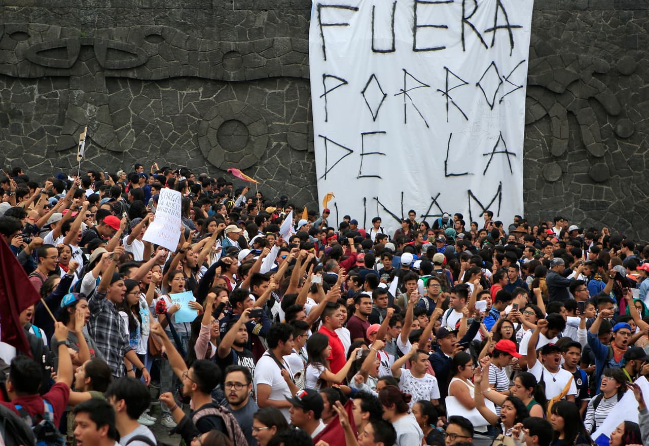 Los alumnos han denunciado los problemas de seguridad en la UNAM, venta de drogas, asaltos, acoso sexual y el asesinato de Lesvy Berlín, una estudiante que apareció estrangulada en el campus, en mayo de 2017. "No tenemos miedo, no nos vamos a ir; (si) nos tiran una vez nos vamos a volver a levantar", dijo a EFE Gabo, un estudiante presente en las manifestaciones.