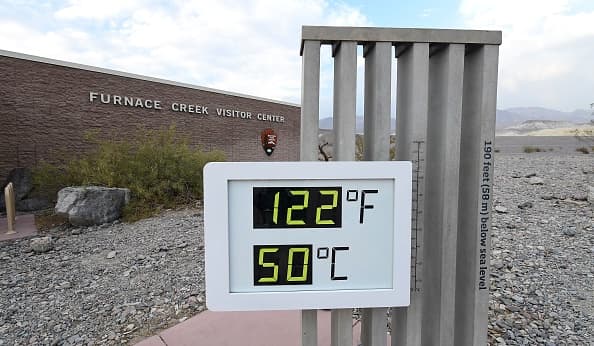 El Valle la Muerte (California), uno de los lugares más calurosos del planeta, podría alcanzar o incluso superar un 
<a href="https://www.univision.com/noticias/salud/que-es-el-domo-de-calor-que-azota-a-gran-parte-de-eeuu" target="_blank">récord de temperaturas </a>este fin de semana. El jueves el termómetro marcó 124 grados Fahrenheit en Frunace Creek, dentro del Parque Nacional Valle de la Muerte, alrededor de un grado por debajo del récord máximo registrado para el mes de septiembre, según el Servicio Nacional del Clima.