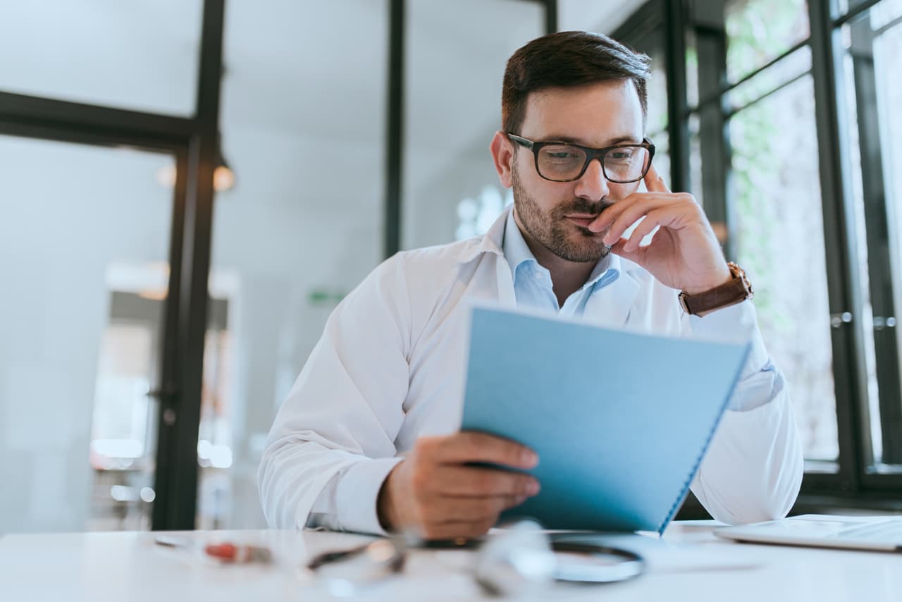 <b>Quienes tienen ingresos de $200,000 al año: pagan aproximadamente $41,633 en impuestos. </b>Sólo el 1.5% de los estadounidenses ganó este monto o más en 2018. En este rango de salarios se encuentran los médicos y otros trabajadores de la salud. 
<i><a href="https://www.univision.com/noticias/empresas/conoce-a-los-20-ejecutivos-mejor-pagados-de-estados-unidos-y-cuanto-ganan-fotos"><u>Vea aquí los a 20 ejecutivos mejor pagados de Estados Unidos.</u></a></i>
<br>