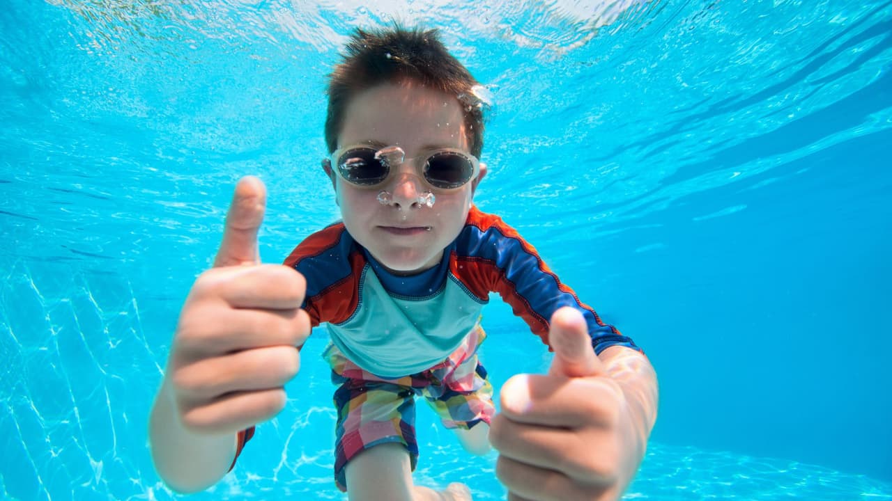 <b>2. Supervisa a los niños en todo momento. </b>Cuidar a un niño que está en el agua requiere una atención especial y continua. No pienses que basta con echarle un vistazo al niño cada dos minutos, porque en ese tiempo se puede ahogar.