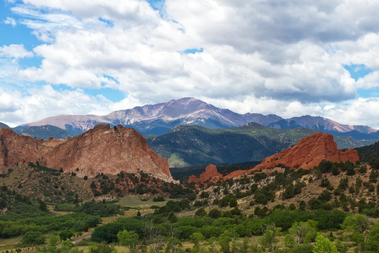 <h3 class="cms-H3-H3">23. Fountain</h3>
<br>
<br>Esta ciudad, cercana a Colorado Springs y Denver, cuenta con tiendas y restaurantes así como actividades al aire libre que se hacen aún más atractivas por el esplendor de la región. Los precios de la vivienda están por encima del promedio nacional, pero aun así están por debajo de Denver. 
<br>
<br>🏡
<b> Estado:</b> Colorado
<br>
<br>🏡
<b> Condado:</b> Fountain
<br>
<br>🏡 
<b>Población:</b> 31,359
<br>