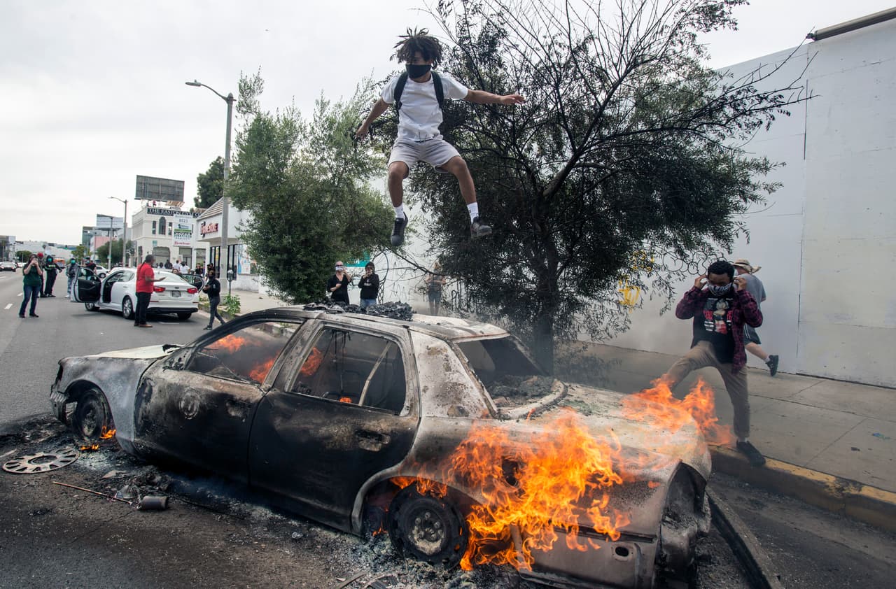 El gobernador de 
<a href="https://www.univision.com/temas/california">California</a>, Gavin Newsom dijo en un comunicado "
<b>hay indicios de que los actores violentos pueden estar intentando utilizar estas protestas para sus propias agendas. Estamos monitoreando de cerca la organización de organizaciones extremistas violentas antes de esta noche.</b> Para aquellos que buscan explotar el dolor de los californianos para sembrar el caos y la destrucción, no son bienvenidos.
