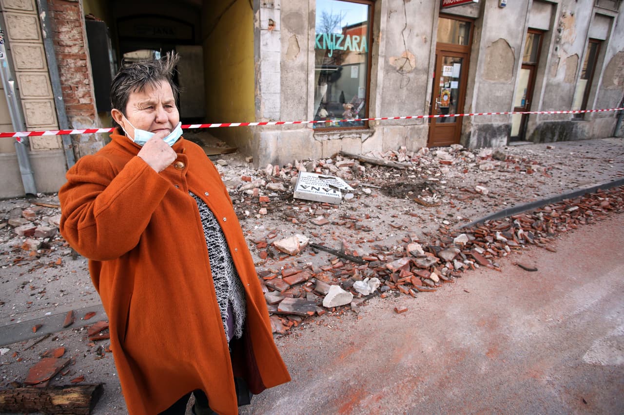 Una mujer llora al apreciar el desastre provocado por el sismo que ha dejado a muchas partes de la región sin electricidad y agua potable, por lo que miles de personas han tenido que ser evacuadas con el miedo de que se presenten nuevas réplicas. 
<br>