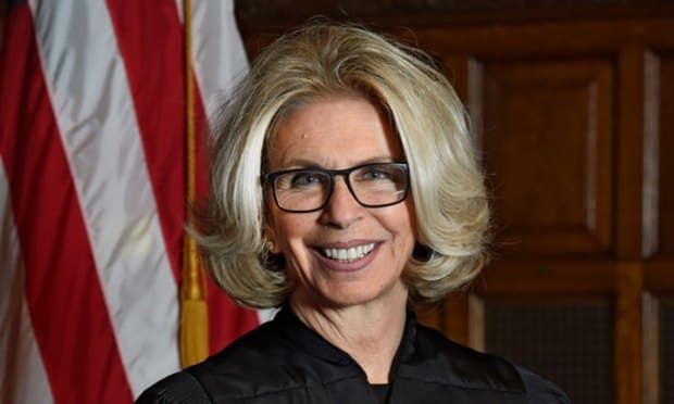 La policía dice que descubrió el nombre y la foto de la jueza jefa del estado de Nueva York, Janet DiFiore, en el mismo coche donde encontraron el cuerpo de Hollander. Esto les hace pensar que ella pudo haber sido su próxima víctima.