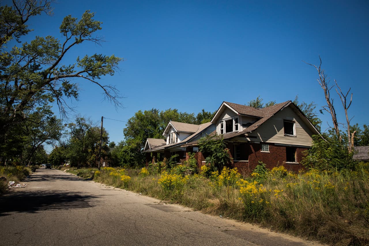 <a href="https://www.usatoday.com/story/news/nation/2021/09/08/what-least-expensive-zip-codes-america-real-estate-covid/5769847001/" target="_blank">24/7 Wall St. revisó los datos proporcionados por ATTOM Data Solutions</a>, un proveedor de datos de bienes raíces y propiedades y determinó:
<br>
<br>
<b>Puesto número 9.</b>
<br>
<br>1. Código postal: 48224.
<br>2. Ubicación: Detroit, Michigan.
<br>3. Precio medio de venta de la vivienda: 45.000 dólares.
<br>4. Mediana de ingresos por hogar: 35.429 dólares
<br>
<br>El código postal 48224 de Detroit es uno de los varios en el área metropolitana más amplia para reportar algunos de los acuerdos de venta de viviendas de menor precio en el último año. Un total de 771 casas de la zona se vendieron en 2020, y la mediana del precio de venta fue de sólo 45.000 dólares. 
<br>