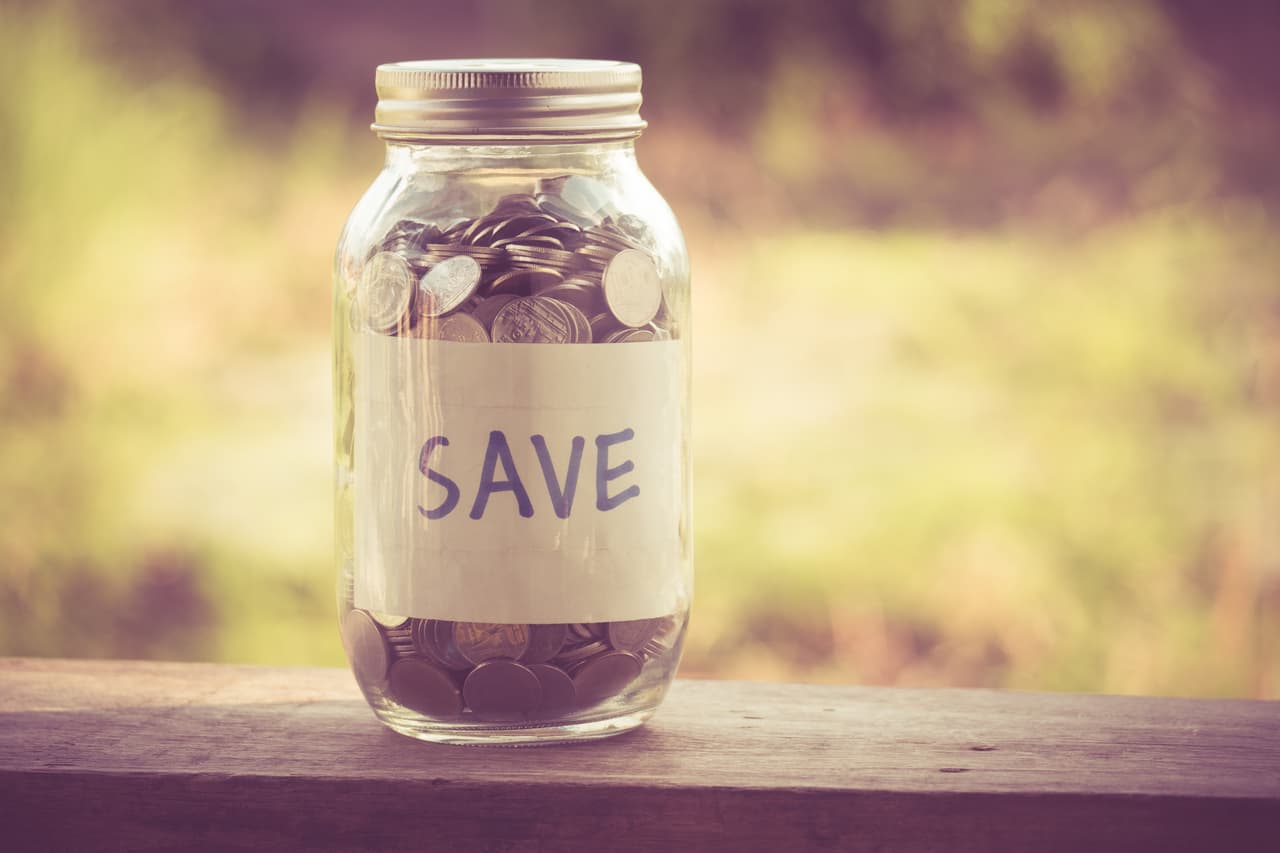 Antes de adquirir algo guiándote por su apariencia explora bien otras posibilidades y ofertas ni te dejes deslumbrar por un brillo falso. No es conveniente llevar tus tarjetas de crédito hasta el límite porque después vas a necesitar ese dinero en una compra importante. Profesor Zellagro