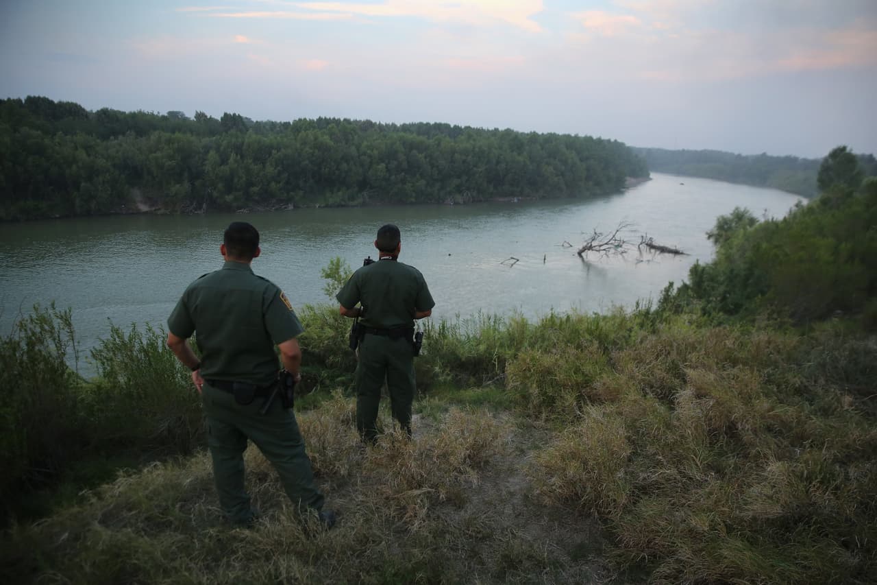 El pasado 25 de junio la fotografía de dos cuerpos flotando a la orilla del río Bravo (conocido como río Grande en EEUU), cerca de la ciudad de Matamoros, Tamaulipas, dio la vuelta al mundo.
<br>