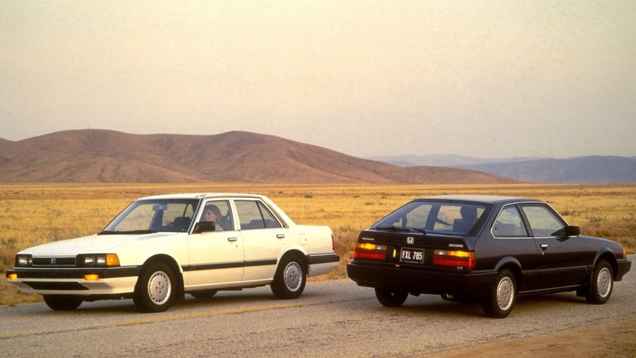 <h3 class="cms-h3-H3">8. Honda Accord</h3>
<br>
<br>En los últimos 42 años Honda ha vendido más de 17 millones de unidades de su popular familiar. El éxito del Accord y otros familiares japoneses llegó en detrimento de sus competidores estadounidenses los cuales no podían competir en calidad. Hoy el Accord es una popular opción para familias jóvenes en mercados asiaticos, europeos y americanos.
<br>
<br>
<b>Año de estreno</b>: 1976.
<br>
<b>Año de salida</b>: Aún es producido.