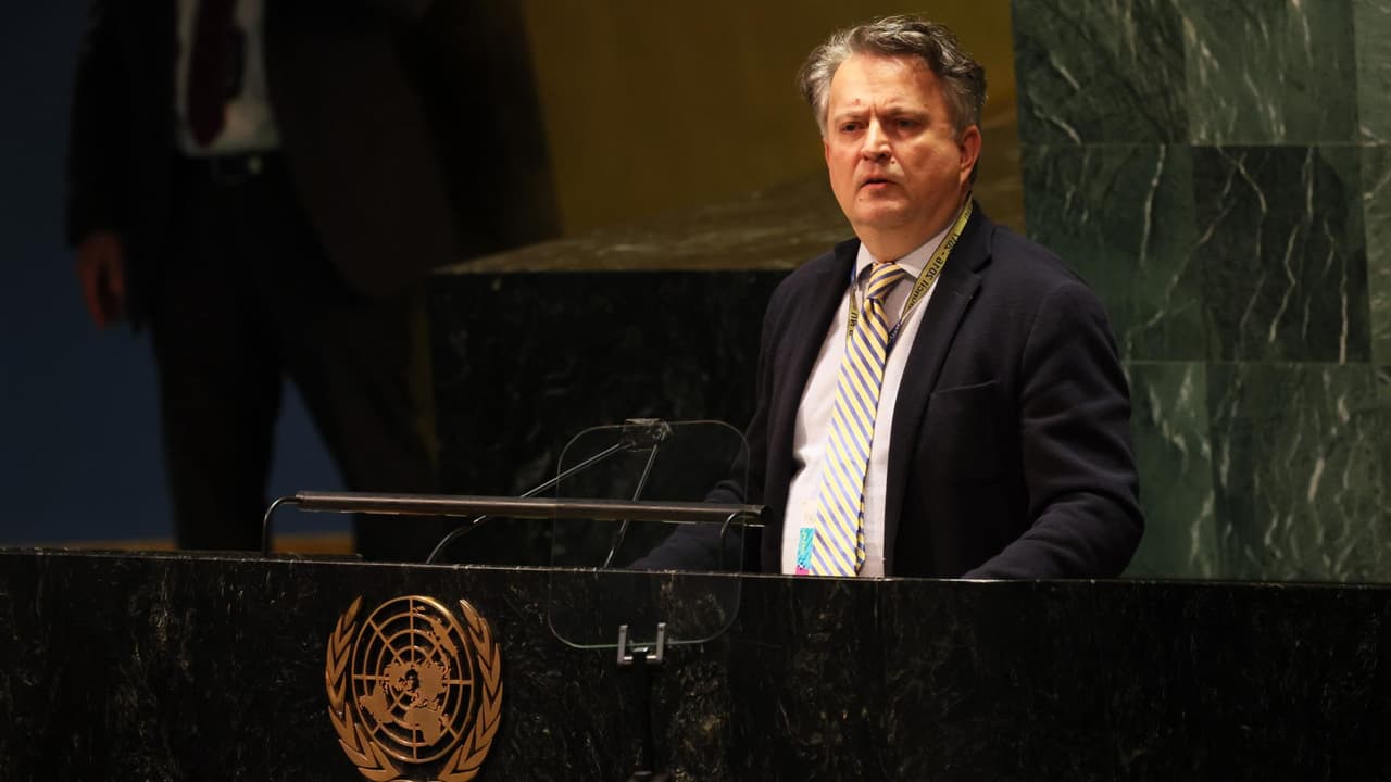 <b>Video: <b>“Que haga lo que ese tipo (Hitler) en Berlín hizo en un búnker”: el embajador ucraniano en la ONU a Putin</b></b>
<br>
<br>Debido a las sanciones financieras impuestas a Rusia por varios países, y citando “declaraciones agresivas” por parte de la OTAN, el presidente ruso, Vladimir Putin, puso en alerta máxima a sus tropas nucleares el domingo. El lunes, durante una sesión de la Asamblea General de la ONU, el embajador ucraniano ante este organismo calificó esta acción como una locura y le recomendó a Putin suicidarse como hizo Hitler en Berlín durante la Segunda Guerra Mundial.