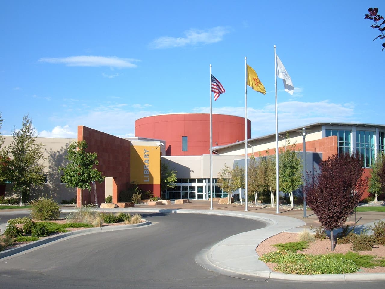 <h3 class="cms-H3-H3">19. Farmington, Nuevo México</h3>
<br>
<br>💸
<b> Ingreso familiar promedio:</b> $47,819
<br>
<br>💸 
<b>Tasa de pobreza: </b>26.7%
<br>
<br>💸 
<b>Hogares con ingresos anuales menores a $10,000: </b>11.9%
<br>
<br>💸 
<b>Adultos con educación universitaria: </b>15.6%
<br>
<br>💸 
<b>Tasa de desempleo (2021): </b>10.5%
<br>