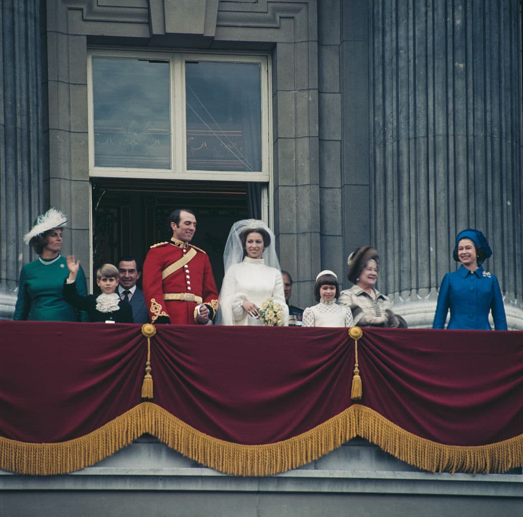 <b>1973, la boda de Ana: </b>La princesa Ana fue la primera de los cuatro hijos de la reina Isabel II en casarse, contrayendo matrimonio con un teniente del ejército, Mark Philips, el 14 de noviembre. Contrariamente a la costumbre, este jinete ganador de la medalla de oro olímpica no recibió ningún título nobiliario. La pareja se divorció en 1992.
<br>