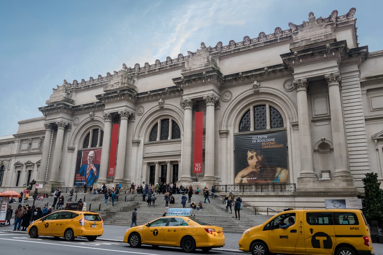 <b>Museo Metropolitano de Arte.</b> El Met alberga más de dos millones de obras, pero no es necesario estar en la ciudad de Nueva York para disfrutarlas. El sitio web del museo presenta una colección en línea y recorridos virtuales de algunas de sus piezas más impresionantes, incluidas las obras de Vincent van Gogh, Jackson Pollock y Giotto di Bondone. Además, también trabaja con el Instituto Cultural de Google para que haya más obras de arte (que no figuran en su propia colección en línea) disponibles para su visualización. 
<b><a href="https://artsandculture.google.com/partner/the-metropolitan-museum-of-art" target="_blank">Para recorrer este museo haga click aquí </a></b>